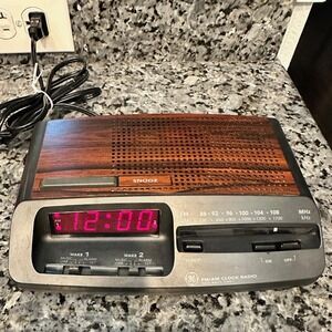 GE Vintage FM/AM Clock Radio Wood Grain Dual Alarm Red LED Model 7-4621A